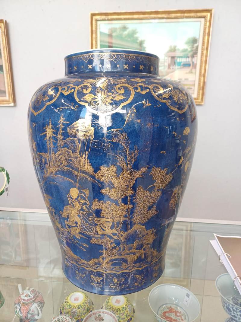 清康熙 灑藍釉描金狩獵圖蓋罐 | Santos Collection | A very large Chinese powder-blue gilt-decorated jar and cover, Qing dynasty, Kangxi period - 图18