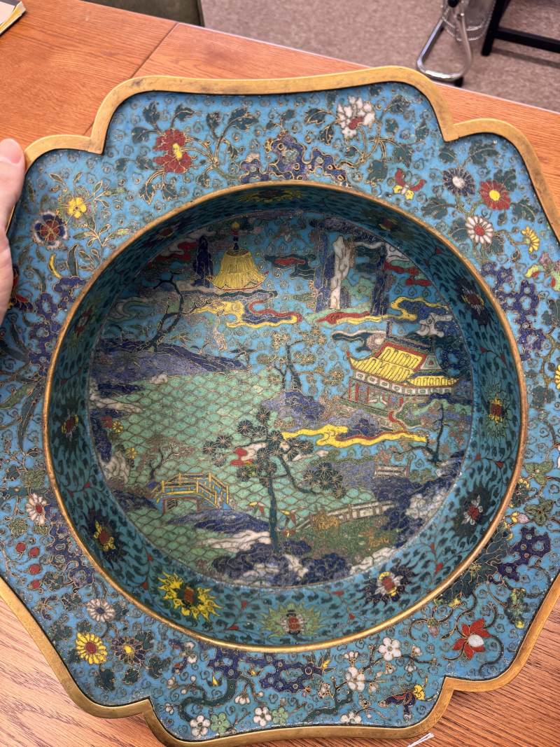 清十七/十八世紀 掐絲琺瑯銅胎鎏金亭台樓閣圖折沿葵口盆 | A fine Chinese cloisonné enamel and gilt-bronze 'pavilion' basin, Qing dynasty, 17th/18th century - 图3