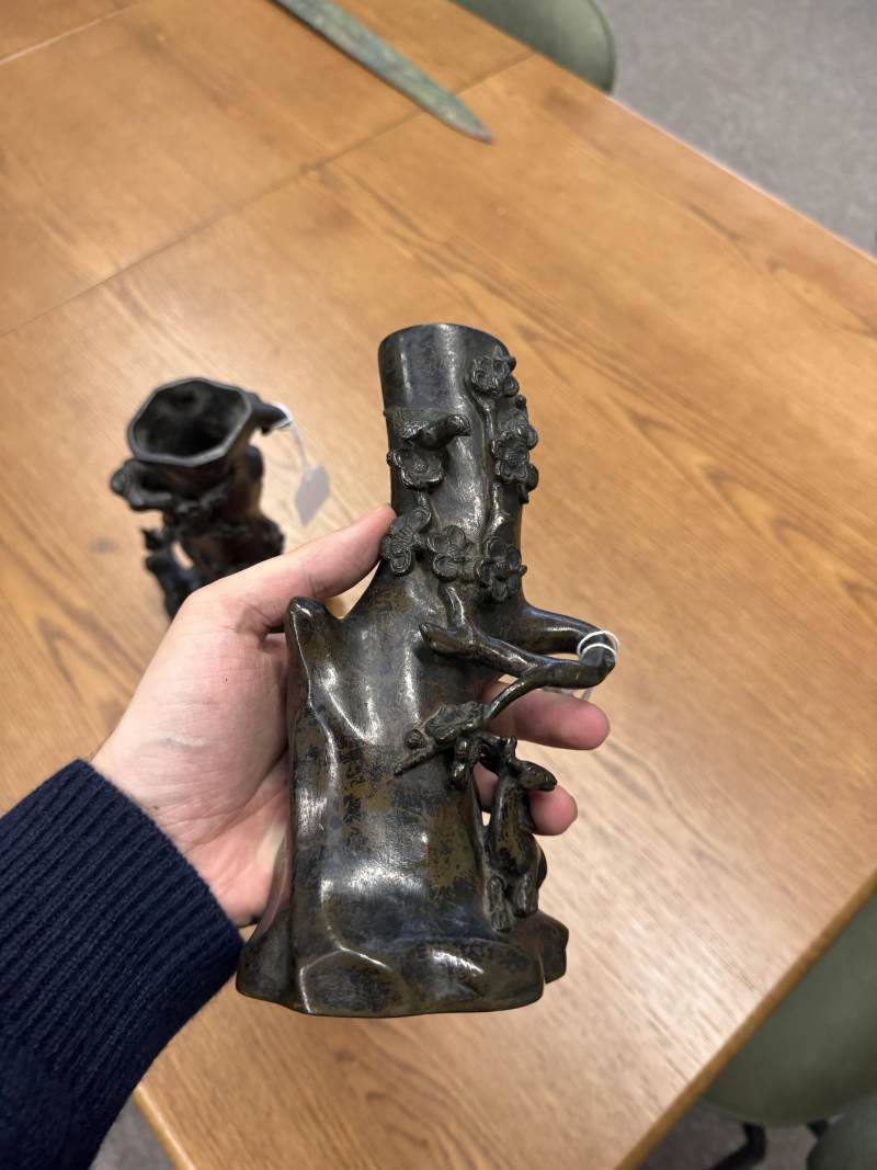 明末至清初 十七世紀 銅臘梅紋瓶一對 | A pair of Chinese bronze 'prunus' vases, late Ming-early Qing dynasty, 17th century - 图2