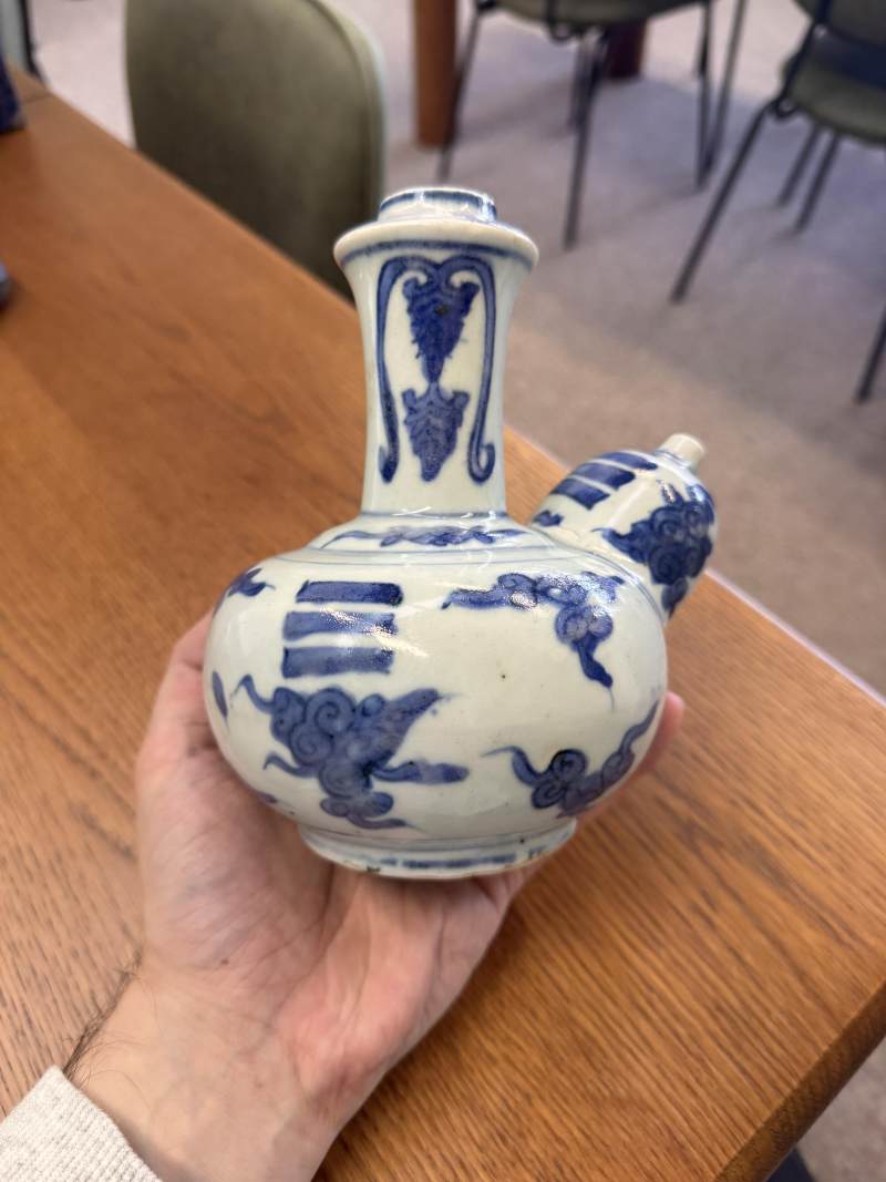 明 青花雲紋軍持 | Santos Collection | A Chinese blue and white 'ruyi cloud' kendi, Ming dynasty - 图4