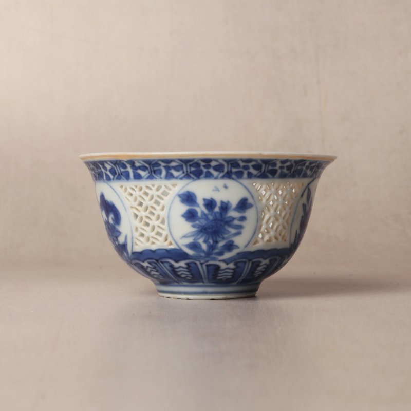 明崇禎 青花花卉紋玲瓏鏤空盌 | Santos Collection | A Chinese blue and white reticulated 'linglong' bowl, Ming dynasty, Chongzhen period
