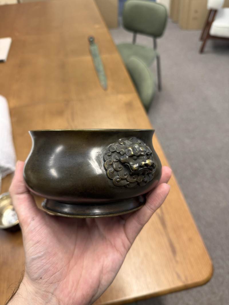 清十八至十九世紀 銅獅耳爐 《許氏聖威家藏》款 | A Chinese bronze bombé censer, Qing dynasty, 18th-19th century - 图3