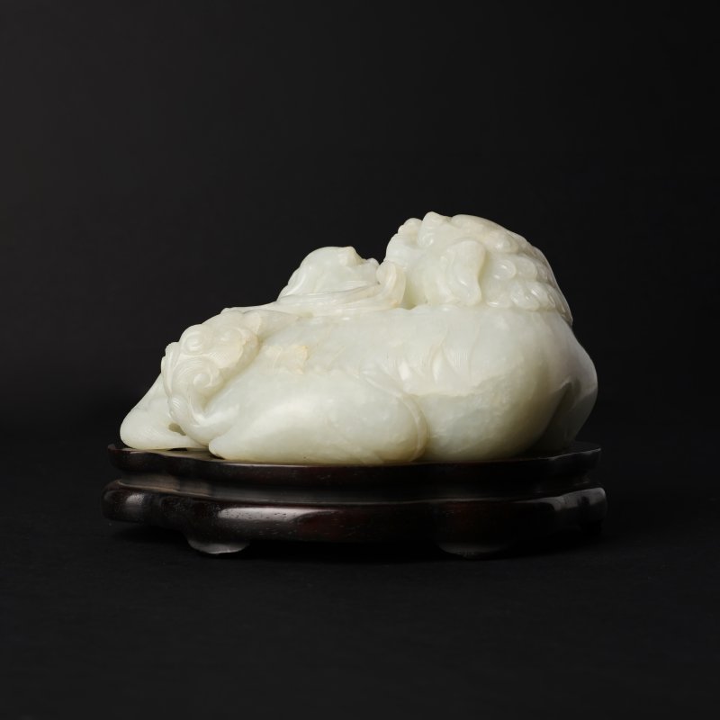 清十九世紀 青白玉太獅少獅擺件 | A large Chinese pale-celadon jade 'Buddhist lions' carving, Qing dynasty, 19th century - 图18