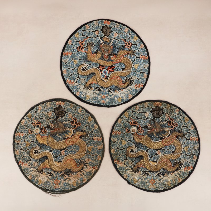 清道光 十九世紀 絲繡雲龍紋補子 一組三件 | Three Chinese embroidered silk 'dragon' roundels, Qing dynasty, Daoguang period, 19th century