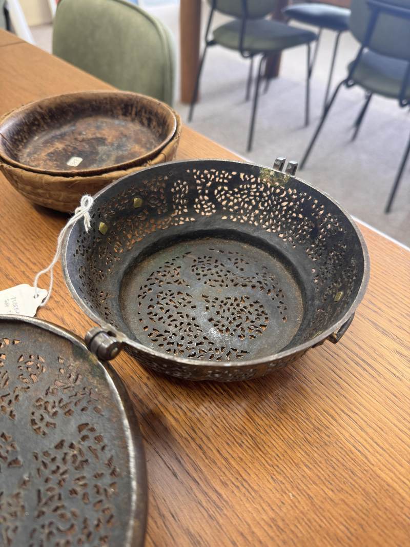 十五/十六世紀 西藏東部德格 鐵鋄金鏤空龍紋蓋盒 | A rare Tibetan gilt-damascened iron bowl box and cover, Derge, Eastern Tibet, 15th/16th century - 图27