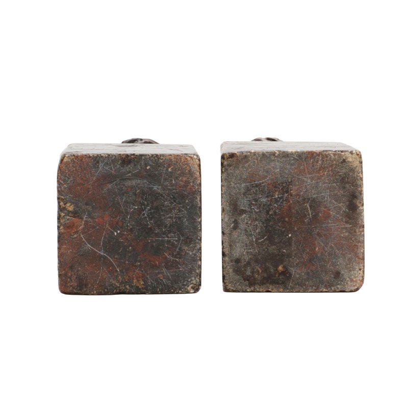 清 壽山石雙獅鈕印章一對 | A matched pair of Chinese soapstone 'lion' seals, Qing dynasty - 图5