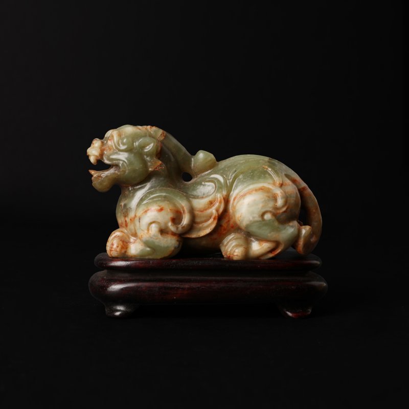 二十世紀 青玉帶皮瑞獸擺件 | A Chinese celadon and russet jade 'mythical beast' carving, 20th century