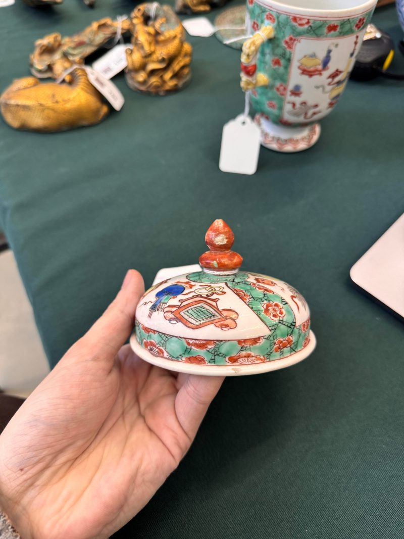 清康熙 五彩博古圖蓋罐 | A Chinese famille-verte twin-handled 'hundred antiques' pot and cover, Qing Dynasty, Kangxi period - 图31