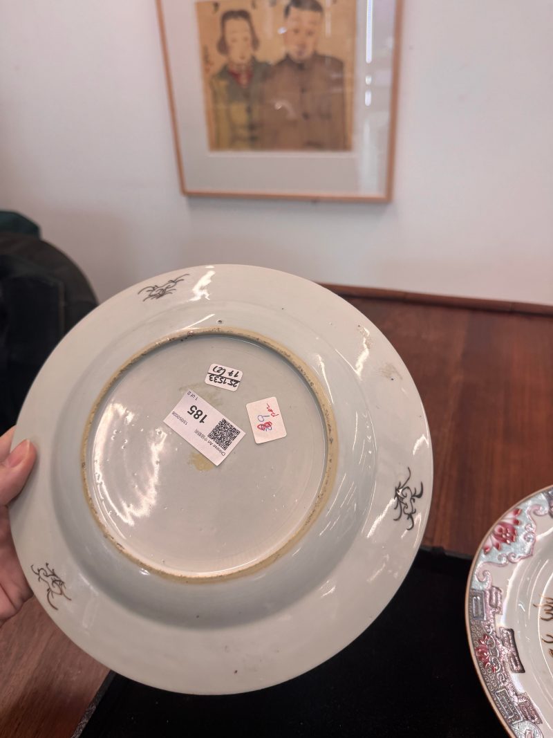 清十八世紀 粉彩描金花卉紋盤一對 | A pair of Chinese export gilt-decorated famille-rose dishes, Qing dynasty, 18th century - 图16