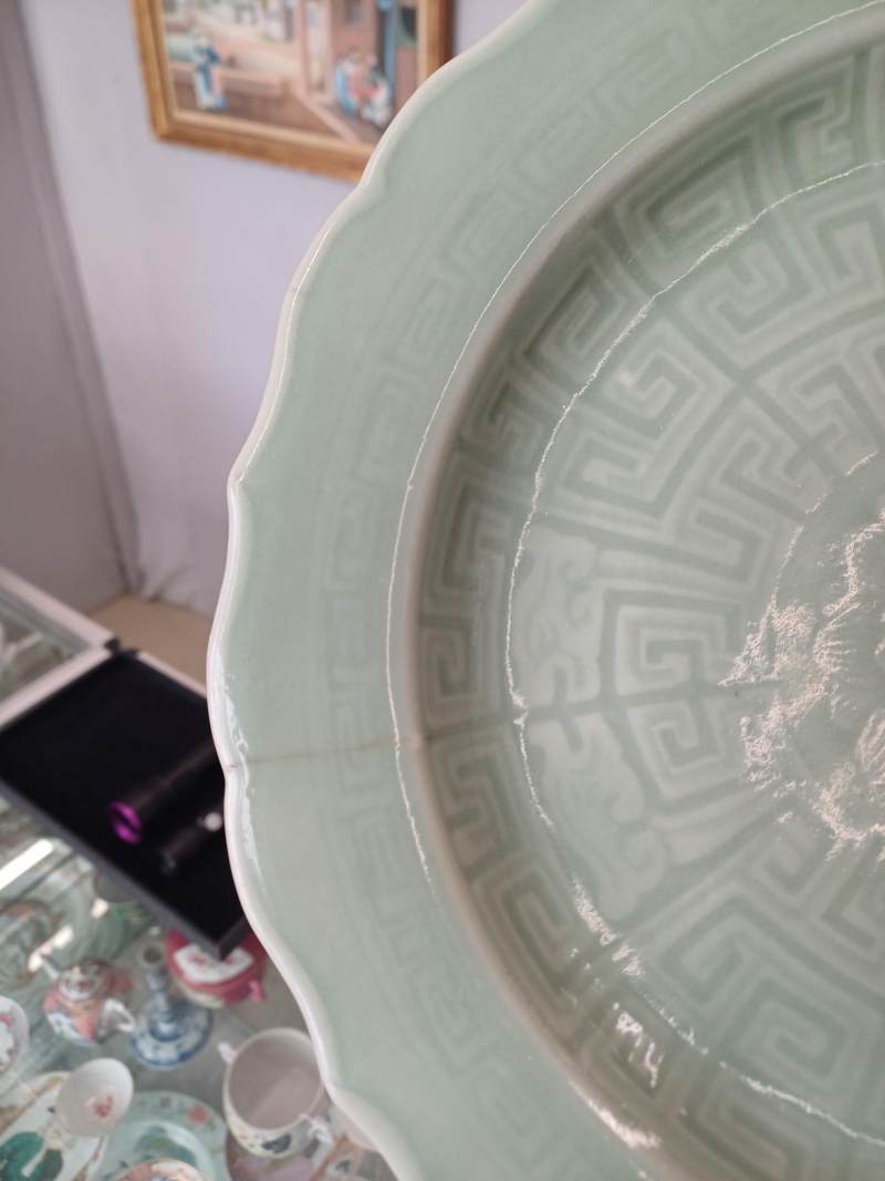 清乾隆 粉青釉模印蓮紋盤 | A Chinese celadon-glazed moulded 'lotus' dish, Qing dynasty, Qianlong period - 图3
