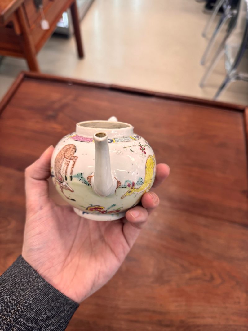 清雍正 粉彩瑞鹿圖蓋壺 | Santos Collection | A Chinese export famille-rose 'deer' teapot, Qing dynasty, Yongzheng period - 图18