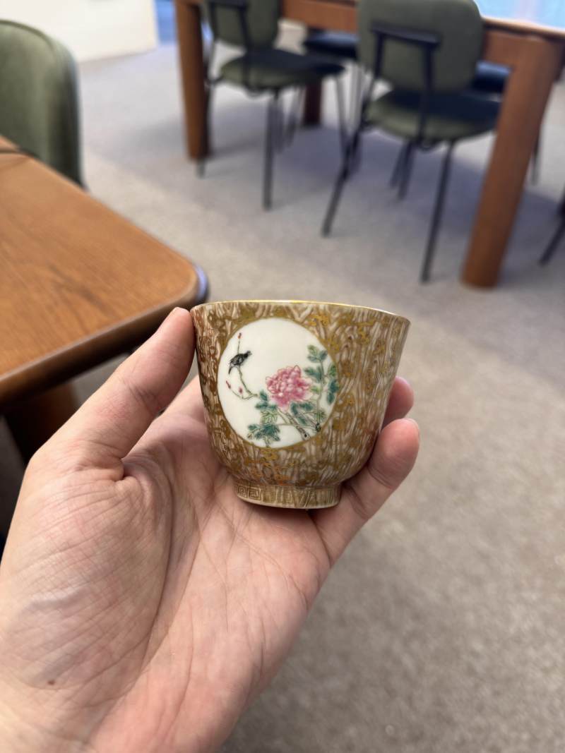清十八/十九世紀 粉彩仿木紋花卉紋盃 | Santos Collection | A Chinese famile-rose faux-bois 'blossoms' cup, Qing dynasty, 18th-19th century - 图4