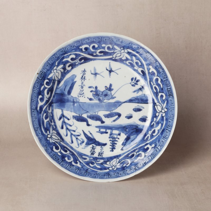 明天啟 古染付青花題詩盤 | Santos Collection | A Chinese kosometsuke blue and white inscribed dish, Ming dynasty, Tianqi period