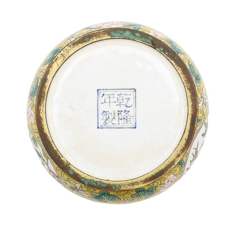 十九/二十世紀 畫琺瑯花鳥圖渣斗  《大清乾隆年製》款 | A Chinese painted enamel 'birds and flowers' spittoon, zhadou, 19th/20th century - 图7