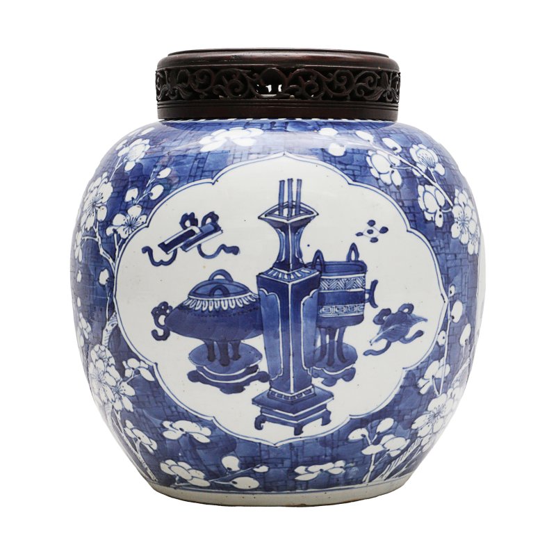 清康熙 青花博古圖罐 | A Chinese blue and white 'precious objects' jar, Qing dynasty, Kangxi period