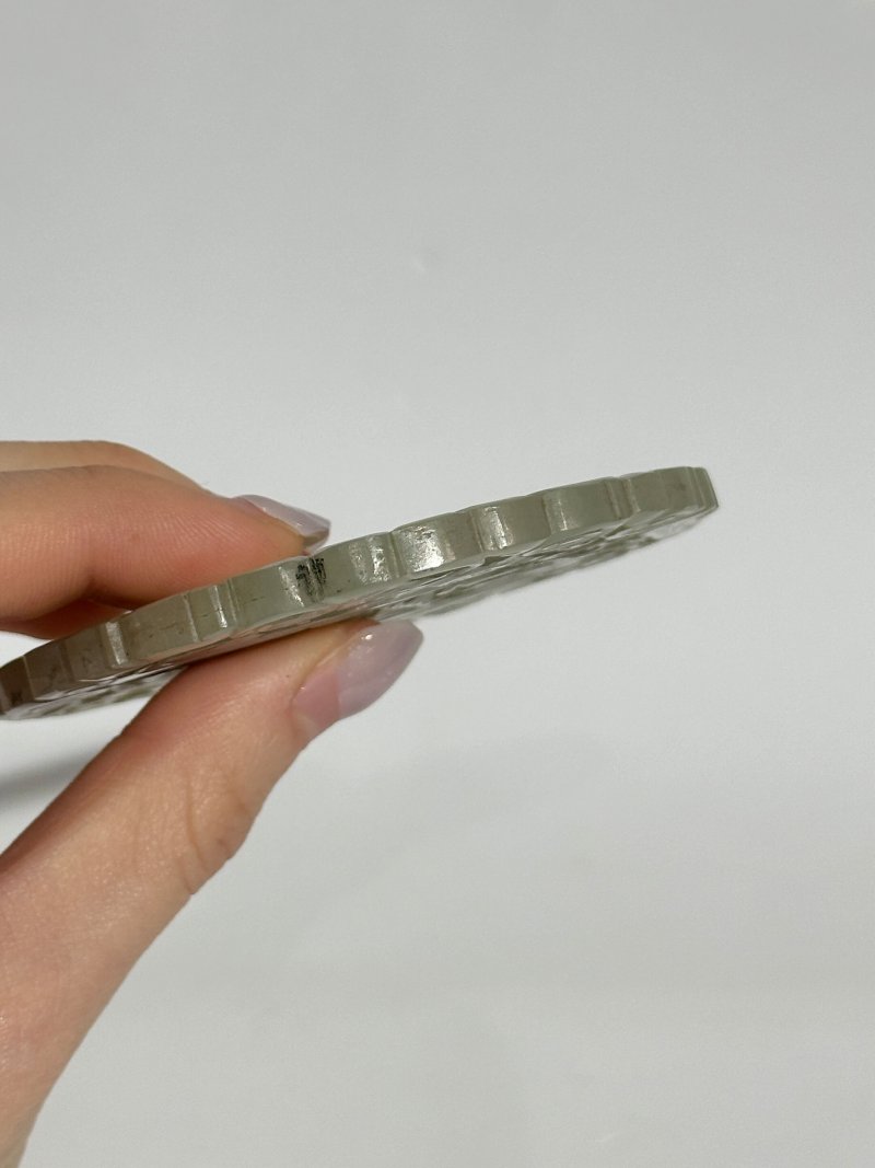 晚清 青白玉鏤雕⌈和合二仙⌋、⌈吉慶有餘⌋牌二枚 及座 | TWO RETICULATED GREENISH WHITE JADE PLAQUES - 图2