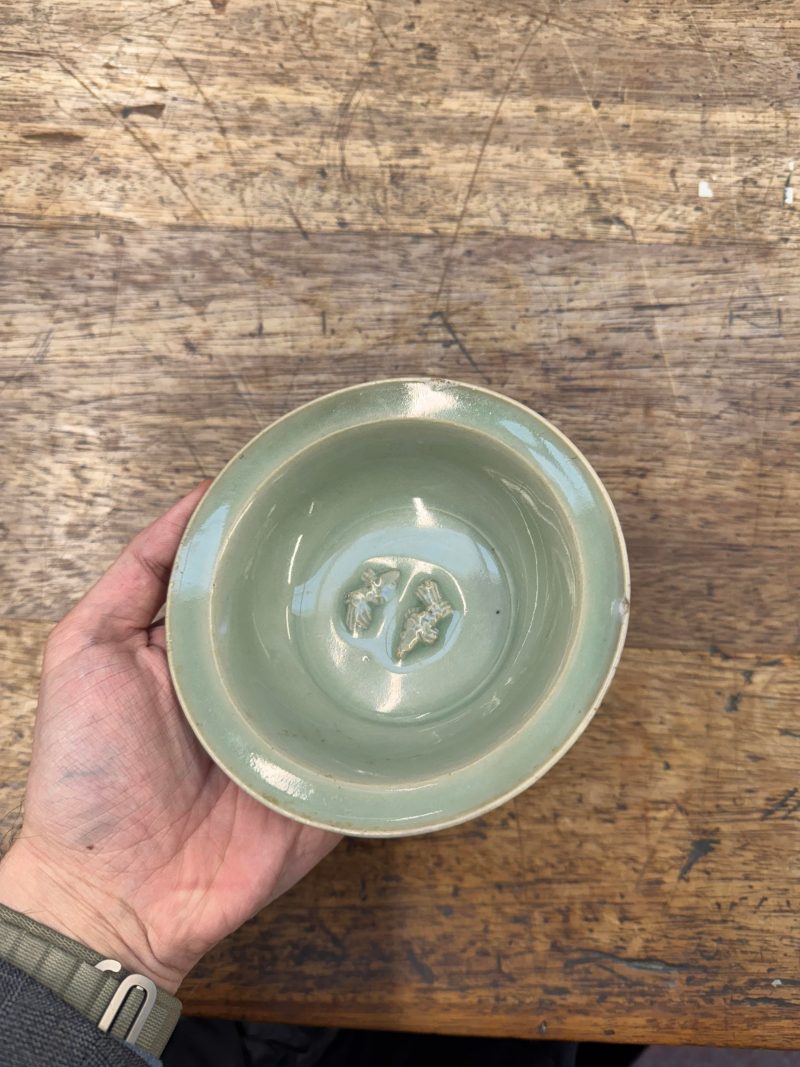 宋或元 龍泉青釉印雙魚折沿盤 | A rare Chinese Longquan celadon 'twin fish' dish, Song / Yuan dynasty - 图10