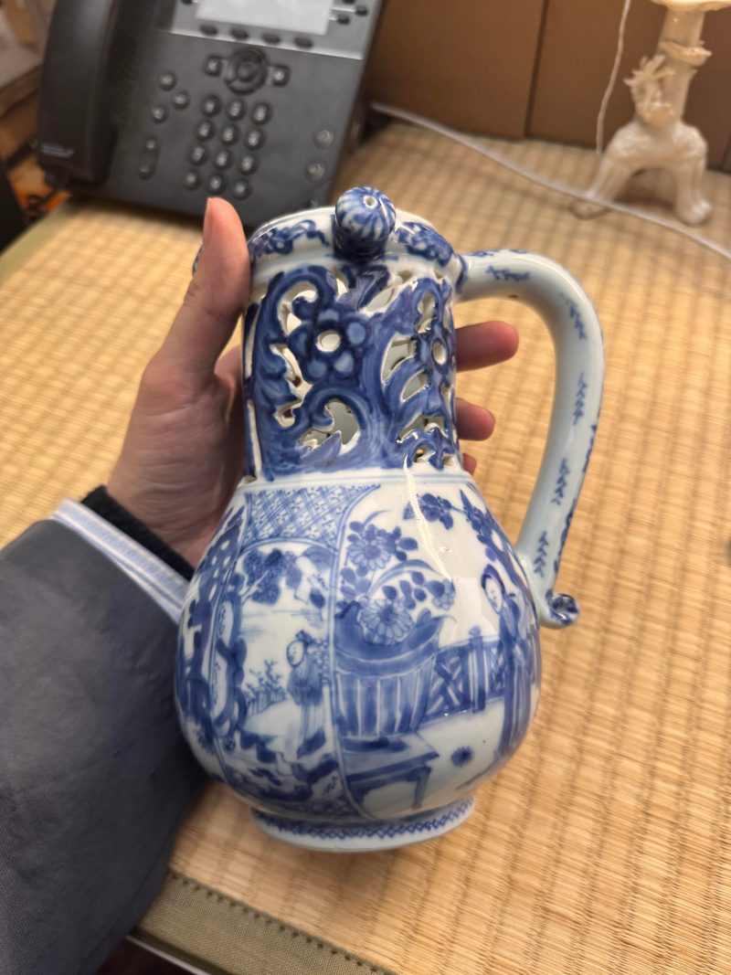 清康熙 青花庭院仕女圖執壺 | Santos Collection | A rare Chinese export blue and white 'puzzle' jug, Qing dynasty, Kangxi period - 图12
