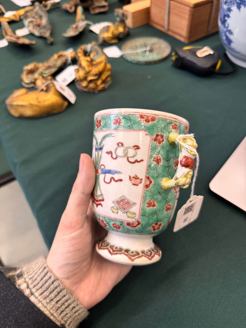 清康熙 五彩博古圖蓋罐 | A Chinese famille-verte twin-handled 'hundred antiques' pot and cover, Qing Dynasty, Kangxi period - 图10