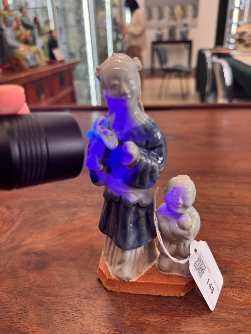 清乾隆 藍釉仙人與童子像 | Santos Collection | A group of Chinese glazed-biscuit figures, Qing dynasty, Qianlong period - 图8