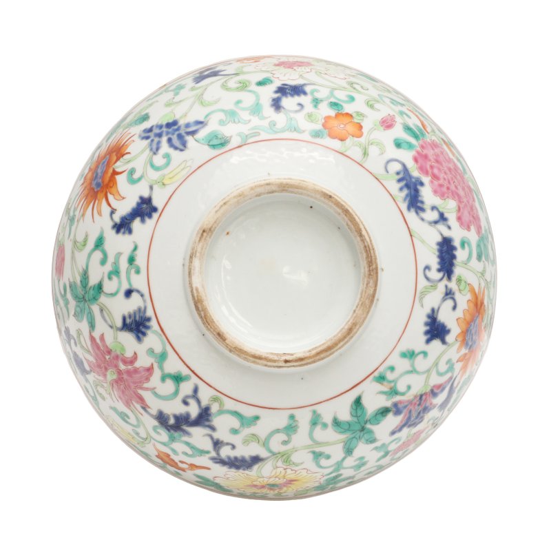 清十九世紀 粉彩纏枝花卉紋盌 | A Chinese famille-rose 'floral' bowl, 19th century - 图5