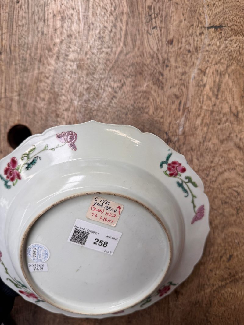 清雍正 約1730年 粉彩開光人物花卉圖花式盤一對 | Santos Collection | A pair of fine Chinese export foliate dishes, Qing dynasty, Yongzheng period, circa 1730 - 图14