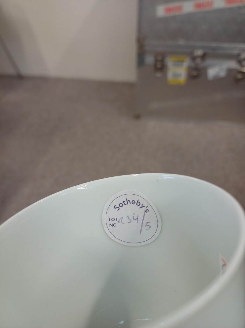 清乾隆 粉彩庭院嬰戲圖盃 | A Chinese export famille-rose 'boys and dogs' coffee cup, Qing dynasty, Qianlong period - 图15