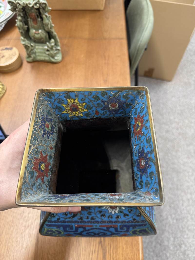 十七世紀 掐絲琺瑯掐絲掐絲銅鍍金饕餮紋方壺 | A fine Chinese cloisonné enamel and gilt-bronze 'taotie' vase, fanghu, Ming dynasty, 17th century - 图48