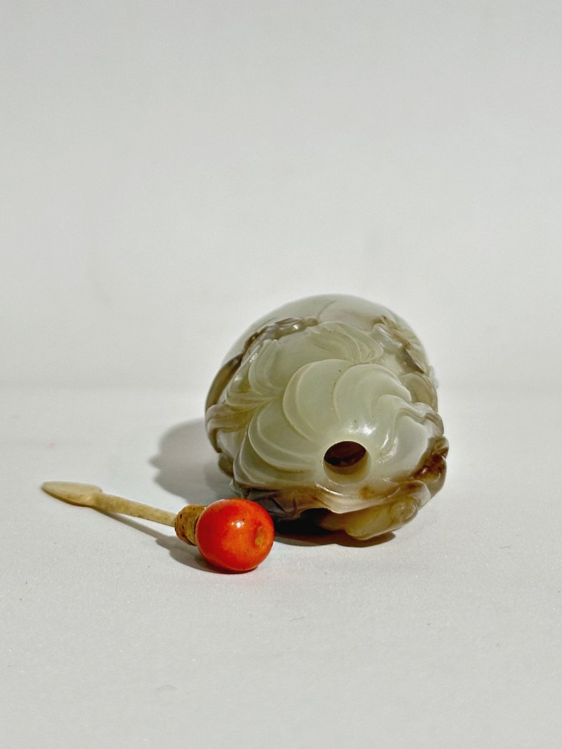 晚清 青玉帶皮「封侯納福」鼻煙壺、珊瑚蓋 | A GREENISH WHITE JADE 'MONKEY AND BAT' SNUFF BOTTLE - 图4