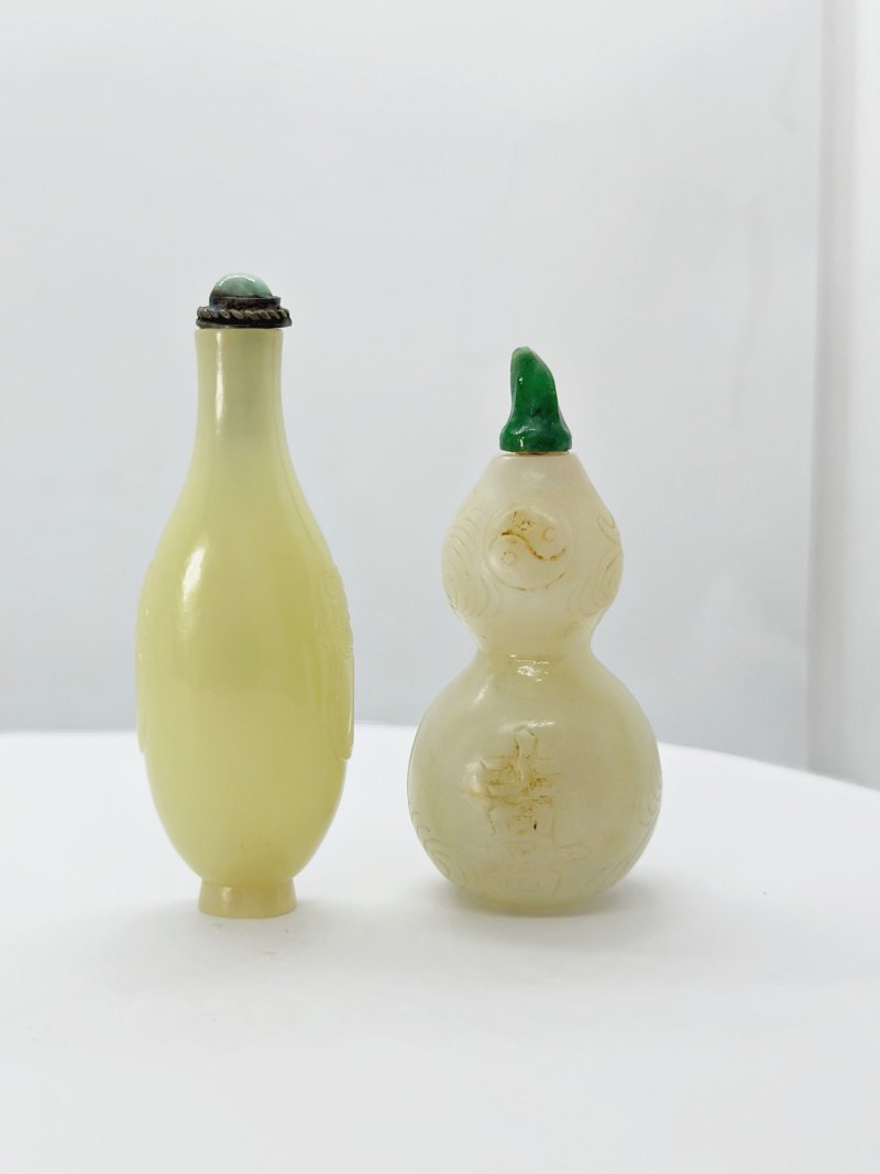 晚清 白玉匏形、黃玉鋪首銜環鼻煙壺二件 | A WHITE JADE 'DOUBLE GOURD' AND A YELLOW JADE SNUFF BOTTLE - 图11