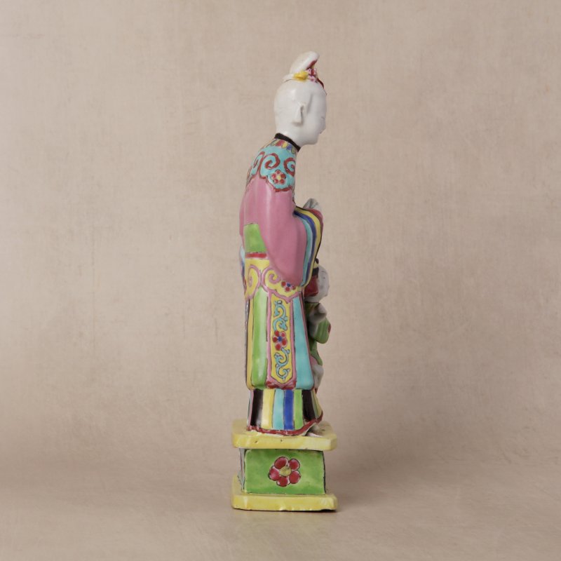 清乾隆 粉彩仕女與童子像 | Santos Collection | A Chinese export famille-rose figure of a lady and boy, Qing dynasty, Qianlong period - 图4