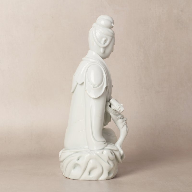 清十九世紀 德化白釉觀音立像 | Santos Collection | A Chinese Dehua figure of Guanyin, Qing dynasty, 19th century - 图2