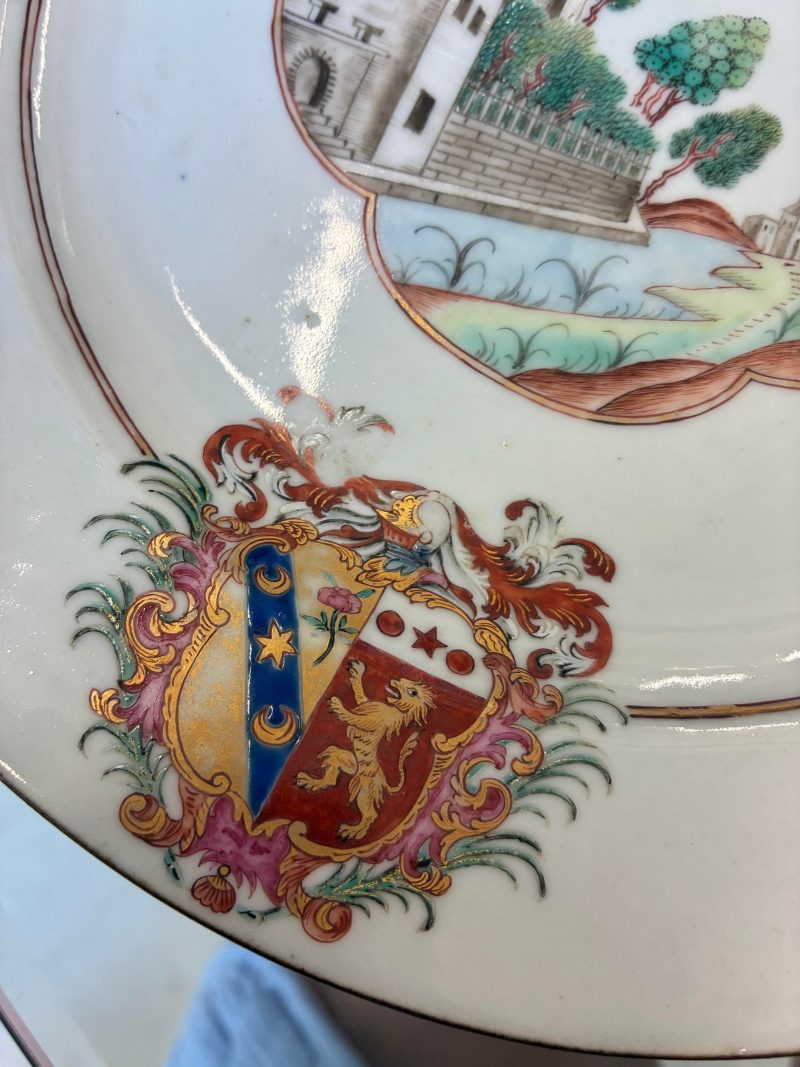 清乾隆 約1745年 粉彩紋章圖盤一組三件 | Three fine and rare Chinese export armorial dishes, Qing Dynasty, Qianlong Period, circa 1745 - 图14