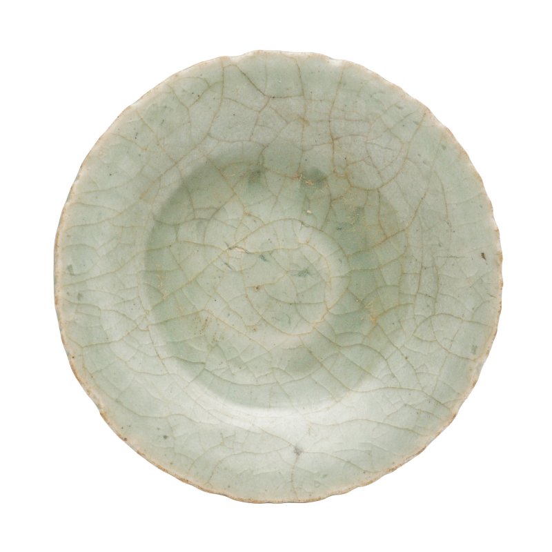 清十八至十九世紀 仿官釉青釉盤 | A Chinese Guan-type celadon-glazed dish, Qing dynasty, 18th-19th century