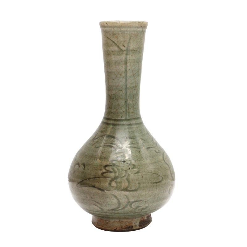 明 龍泉窰青釉刻花紋瓶 | A Chinese Longquan celadon-glazed incised vase, Ming dynasty - 图1