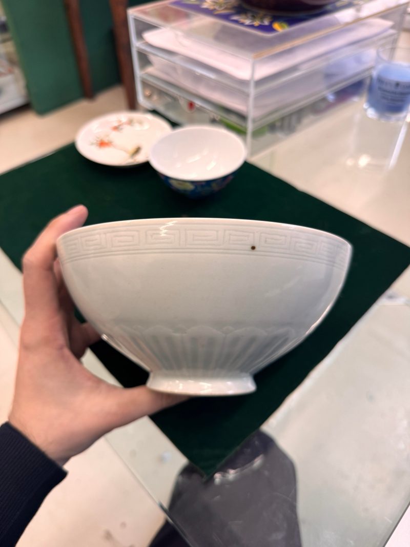 十九/二十世紀 青釉蓮瓣盌 《大清乾隆年製》款 | A Chinese celadon glazed 'lotus' bowl, 19th/20th century - 图8