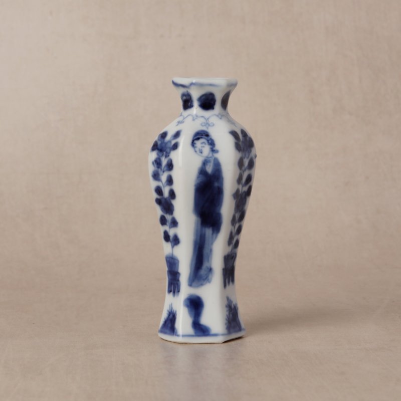 清康熙 青花仕女圖六角小瓶 | Santos Collection | A small Chinese blue and white 'lady' hexagonal vase, Qing dynasty, Kangxi period - 图1