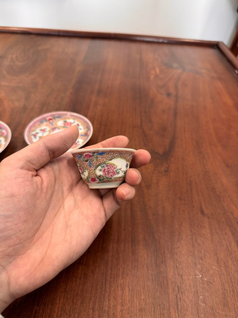 清雍正 外銷花卉紋薄胎盃及小盤兩對 | A pair of Chinese 'eggshell' famille-rose ‘floral’ cups and saucers, Qing dynasty, Yongzheng period - 图19