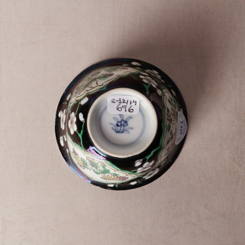 清康熙 墨地五彩花卉紋盃 | Santos Collection | A Chinese famille-noire 'blossoms' cup, Qing dynasty, Kangxi period - 图18