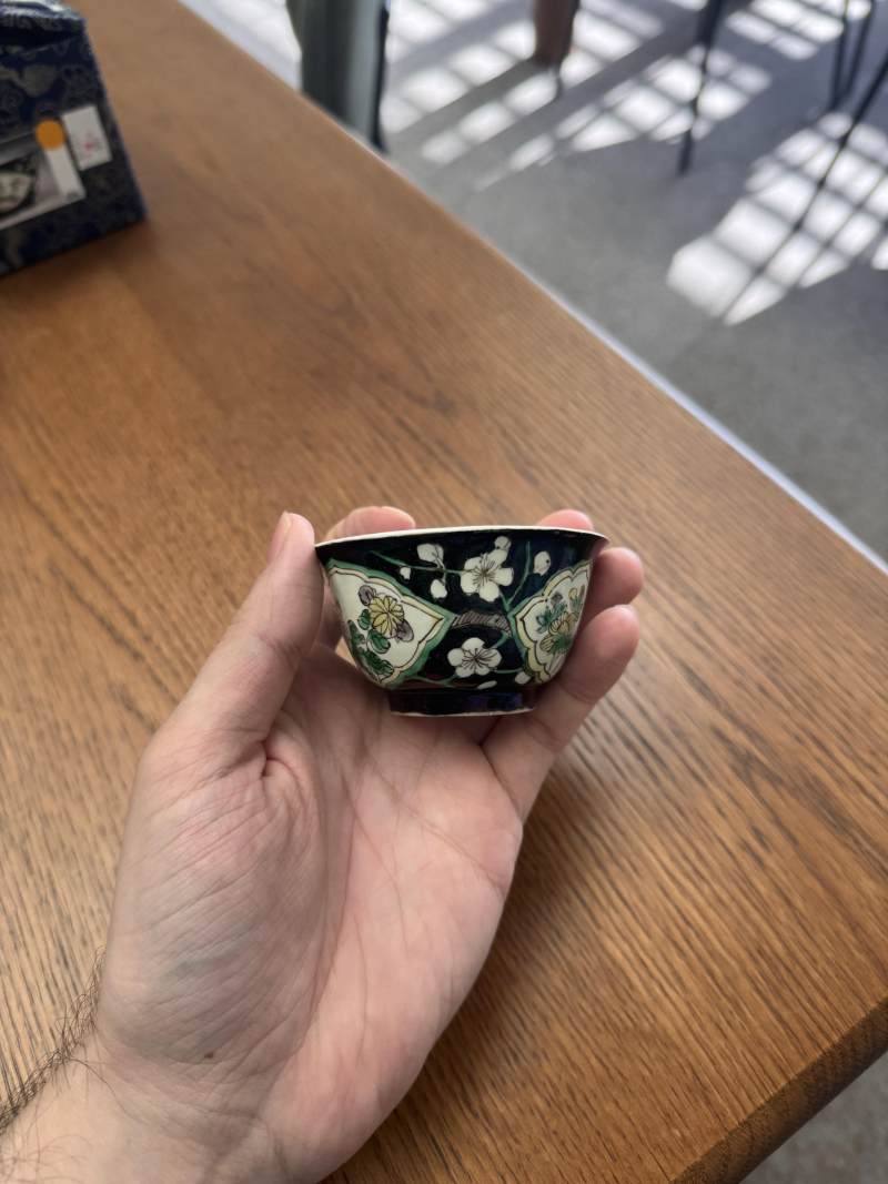 清康熙 墨地五彩花卉紋盃 | Santos Collection | A Chinese famille-noire 'blossoms' cup, Qing dynasty, Kangxi period - 图6