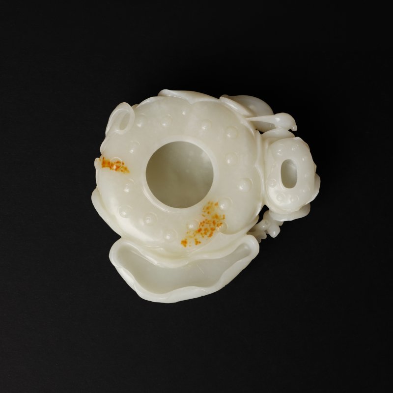 清十九世紀 玉雕雙蓮蓬擺件 | A large Chinese celadon 'lotus pod' jade group, 19th century - 图2