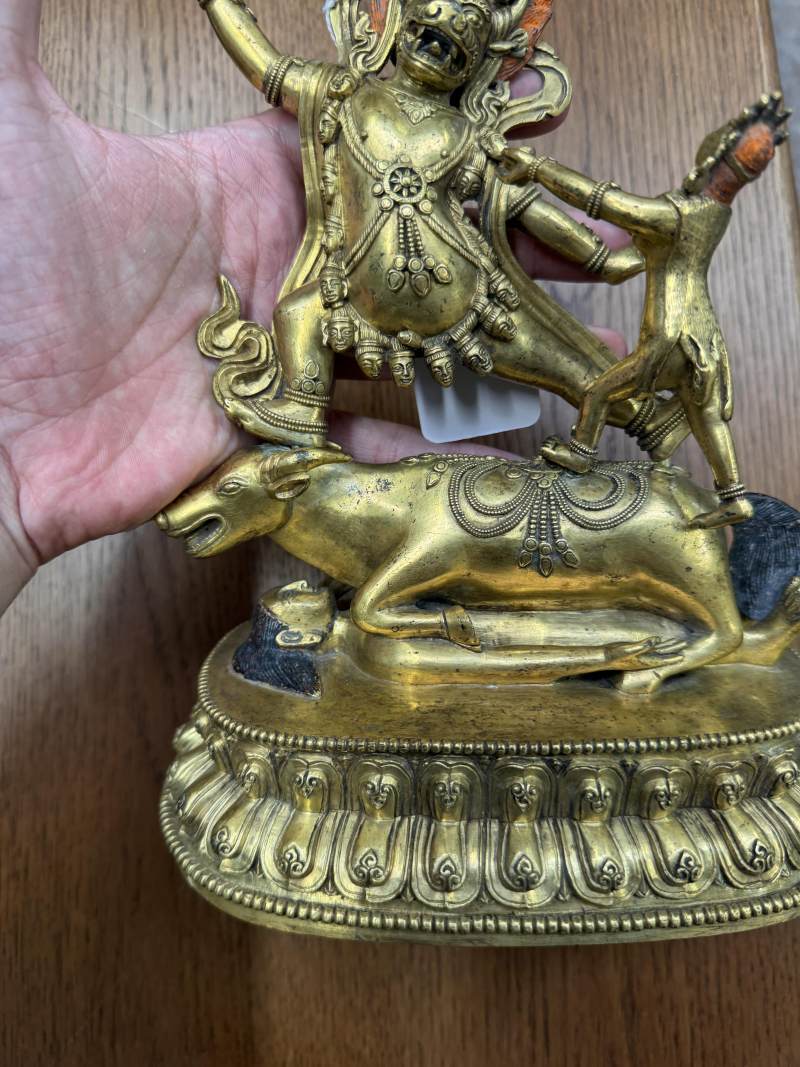 清十八世紀 漢藏銅鍍金閻摩法王立像 | A fine Sino-Tibetan gilt-bronze figure of Yama Dharmaraja and Yami, Qing dynasty, 18th century - 图10