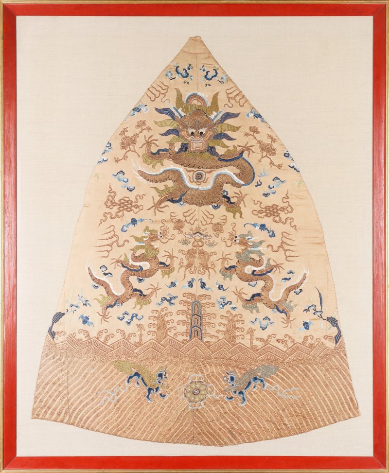 十九/二十世紀 刺繡五龍戲珠圖掛屏 | A large Chinese embroidered silk 'dragon' panel, 19th/20th century - 图2