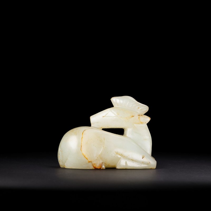 元/明 青白玉臥鹿擺件 | A PALE GREEN JADE CARVING OF A RECUMBENT DEER - 图2