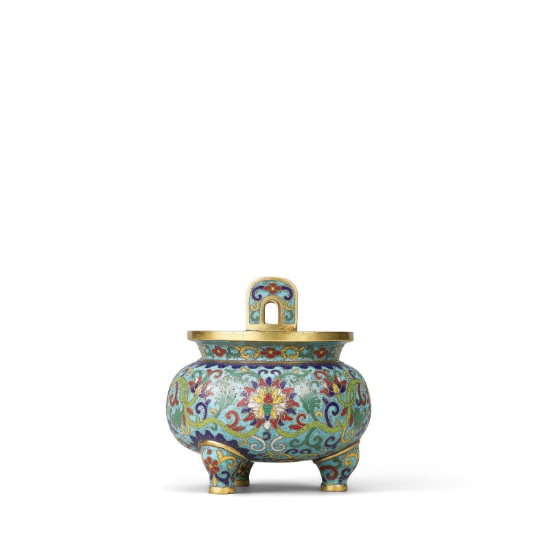 清乾隆 銅胎掐絲琺瑯纏枝蓮紋三⾜爐 | A CLOISONNÉ ENAMEL 'LOTUS' TRIPOD INCENSE BURNER - 图2