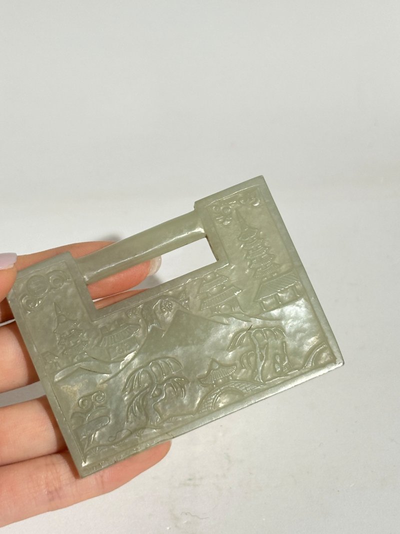 清十九世紀 青玉⌈永葆長春⌋、⌈福祿永喜⌋牌二枚 及座 | TWO GREEN JADE 'LONGEVITY' PLAQUES - 图3