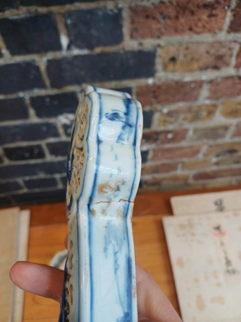 清十八至十九世紀 青花如意形蓋爐 《大清乾隆年製》款 | A Chinese blue and white sceptre-shaped censer and cover, Qing dynasty, 18th-19th century - 图28