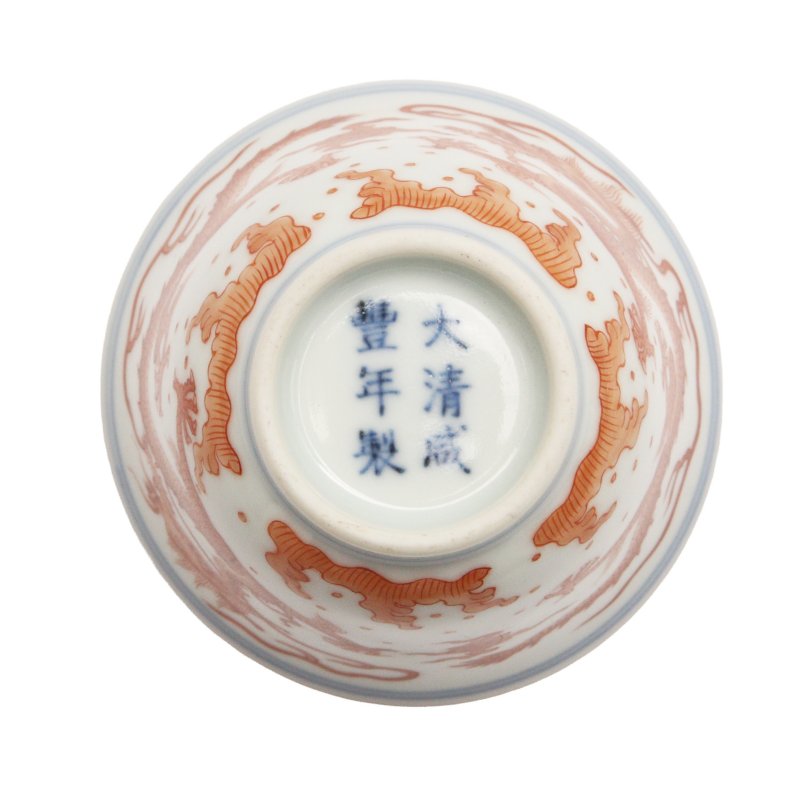 清 礬紅彩雲龍戲珠紋盃 《大清咸豐年製》款 | A Chinese iron-red 'dragon' wine cup, Qing dynasty, Xianfeng mark - 图3