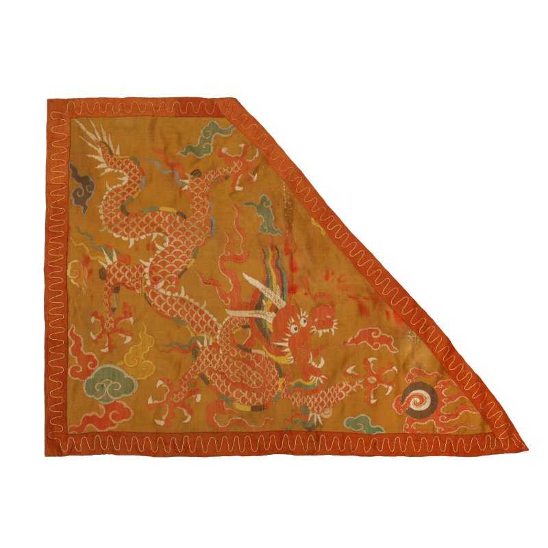 明萬曆 織錦雲龍紋軍儀大旗 | A Chinese silk brocade 'dragon' panel fragment, Ming dynasty, Wanli period