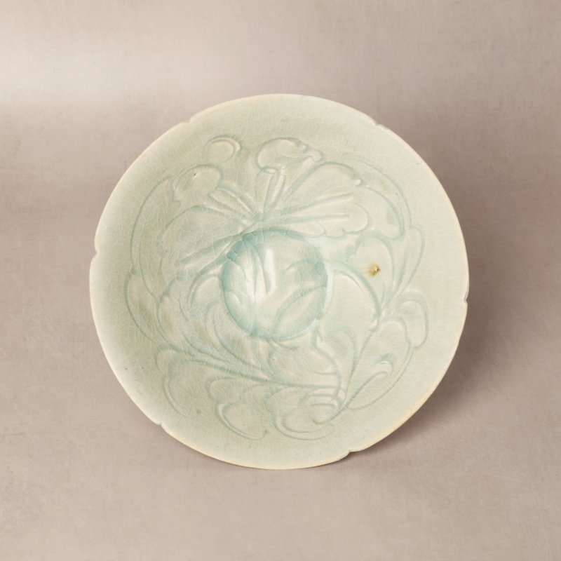 南宋 青白釉刻牡丹紋笠式盌 | Santos Collection | A Chinese Qingbai 'peony' carved bowl, Southern Song dynasty - 图1